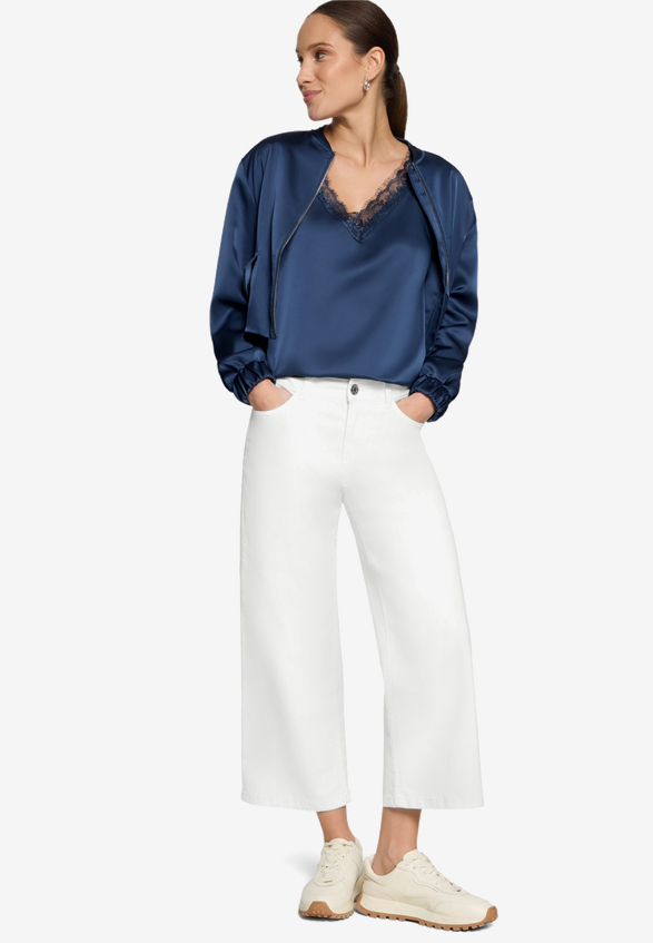 Satintop   mit Spitze und V-Auschnitt / Modellfoto Vorderseite (Outfit)