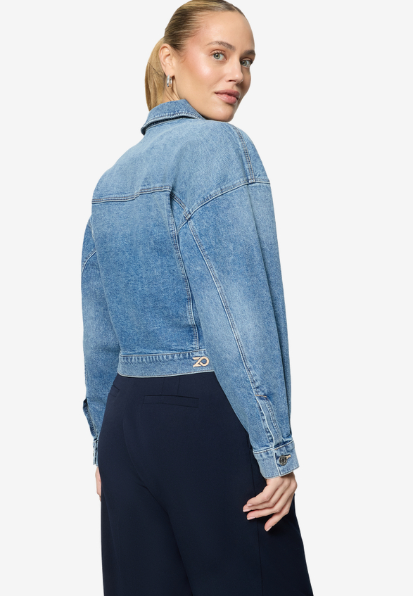 Jeansjacke kurz mit Knopfleiste  / Modellfoto Rückseite