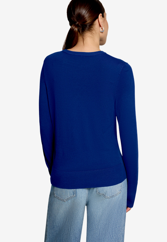 Basic-Pullover  mit Rundhalsausschnitt  / Modellfoto Rückseite