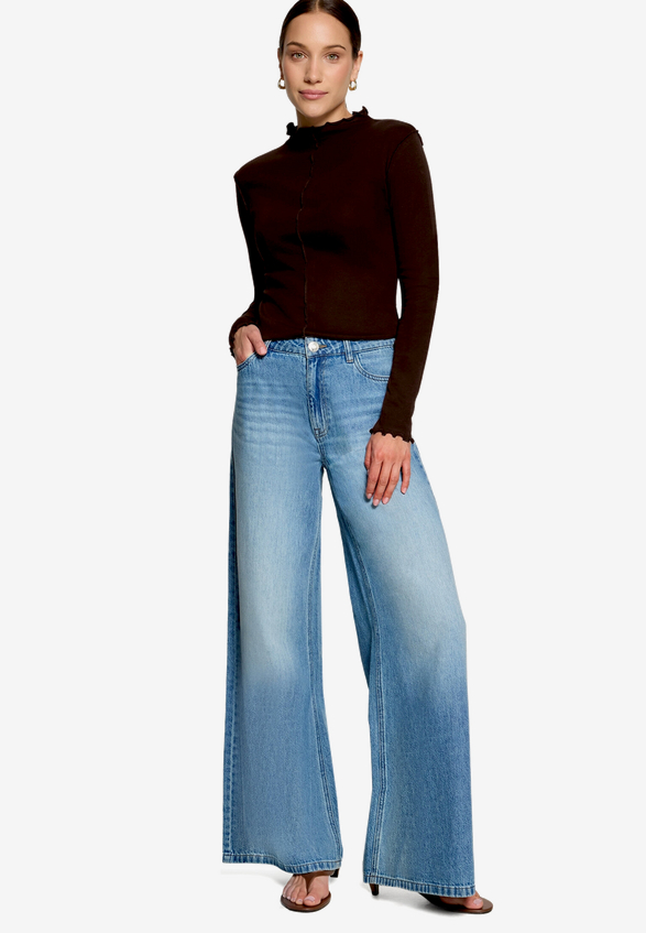 Langarm-Shirt mit Kräuselsaum / Modellfoto Vorderseite (Outfit)