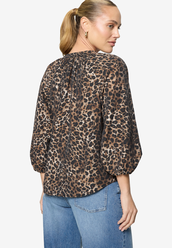 Schlupfbluse  mit Leoprint / Modellfoto Rückseite