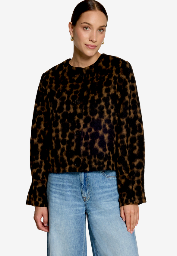 Flauschige Jacke  mit Knöpfen  / Modellfoto Vorderseite