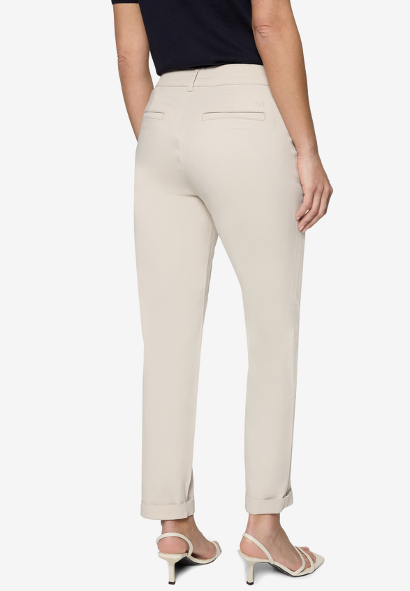 Chinohose  mit Stretch 28 Inch  / Modellfoto Rückseite