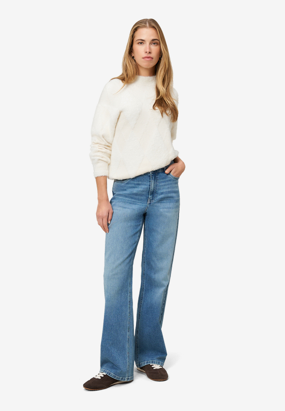 Jeans Style Witney hell 32 Inch / Modellfoto Vorderseite (Outfit)