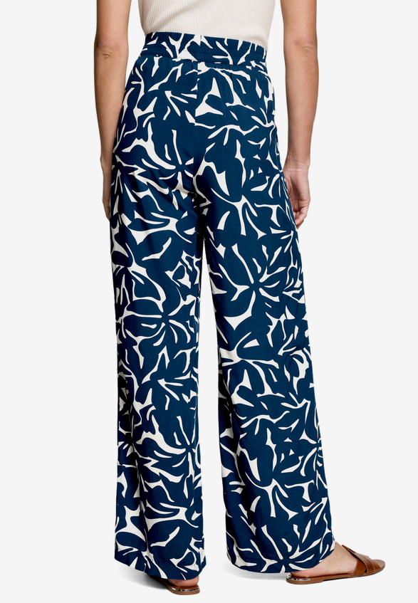Stoffhose mit Blumenmuster  / Modellfoto Rückseite