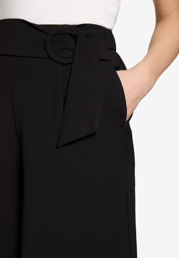 Bermuda-Shorts  mit Gürtel  / Detailbild