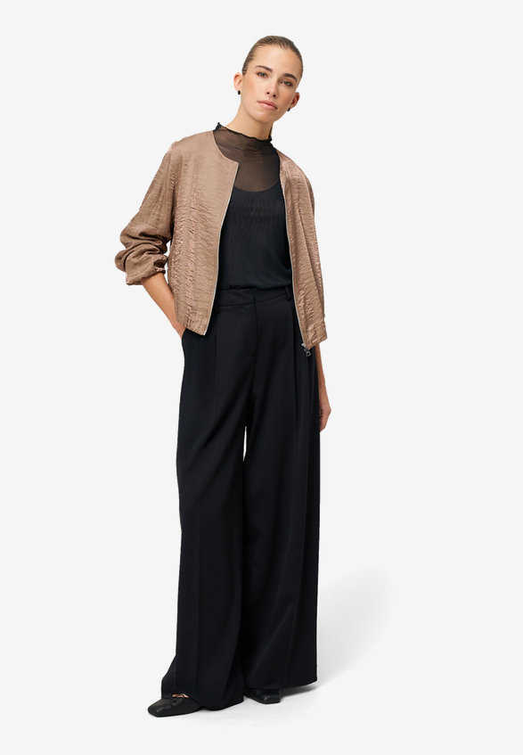 Jacke mit Knittereffekt / Modellfoto Vorderseite (Outfit)
