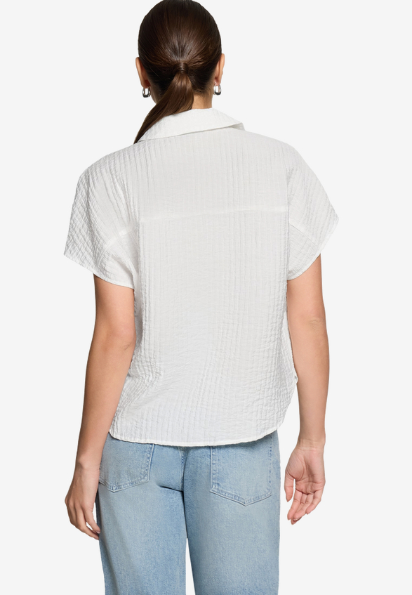 Hemdbluse  kurzarm Crinkle-Struktur / Modellfoto Rückseite