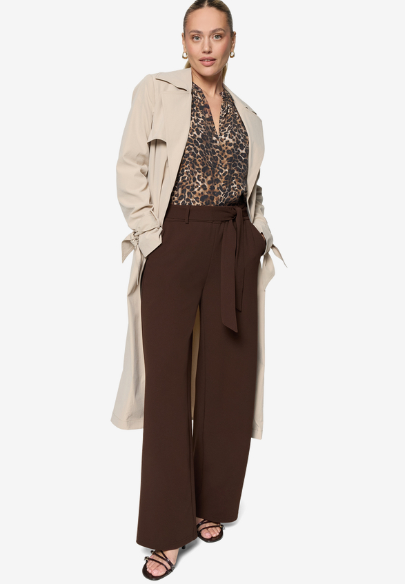 Hose mit Stoffgürtel  / Modellfoto Vorderseite (Outfit)