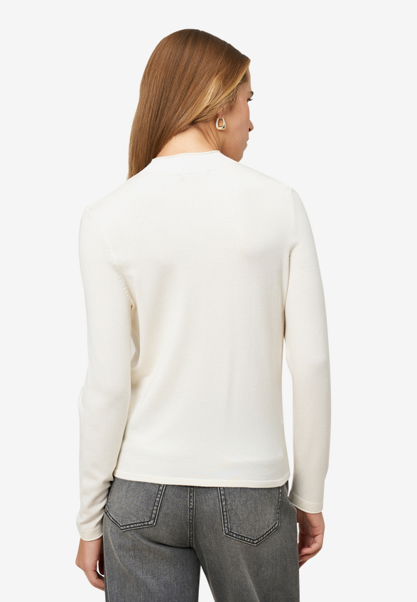Feinstrickpullover mit hohem Kragen / Modellfoto Rückseite