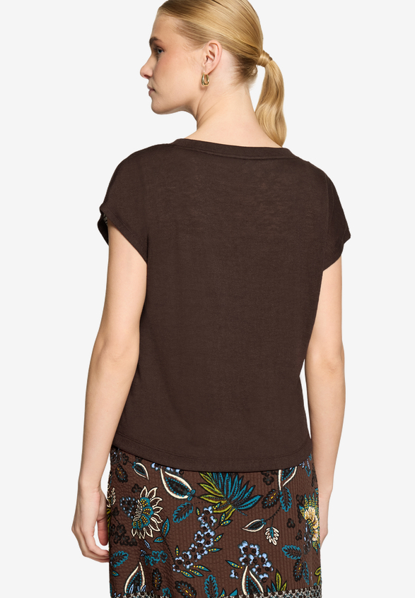 Basic-T-Shirt  mit V-Ausschnitt / Modellfoto Rückseite