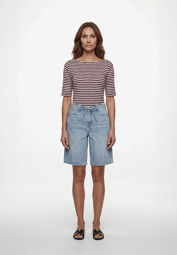 Jeans-Shorts mit Bindedetail  / Modellfoto Vorderseite (Outfit)