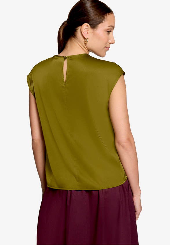 Satin-Bluse  mit Rundhalsausschnitt / Modellfoto Rückseite