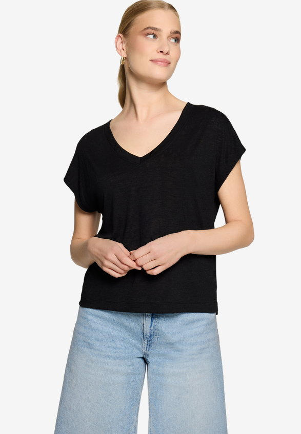 Basic-T-Shirt  mit V-Ausschnitt / Modellfoto Vorderseite