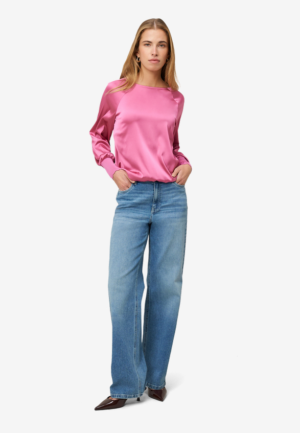 Satinbluse mit Strickbündchen / Modellfoto Vorderseite (Outfit)