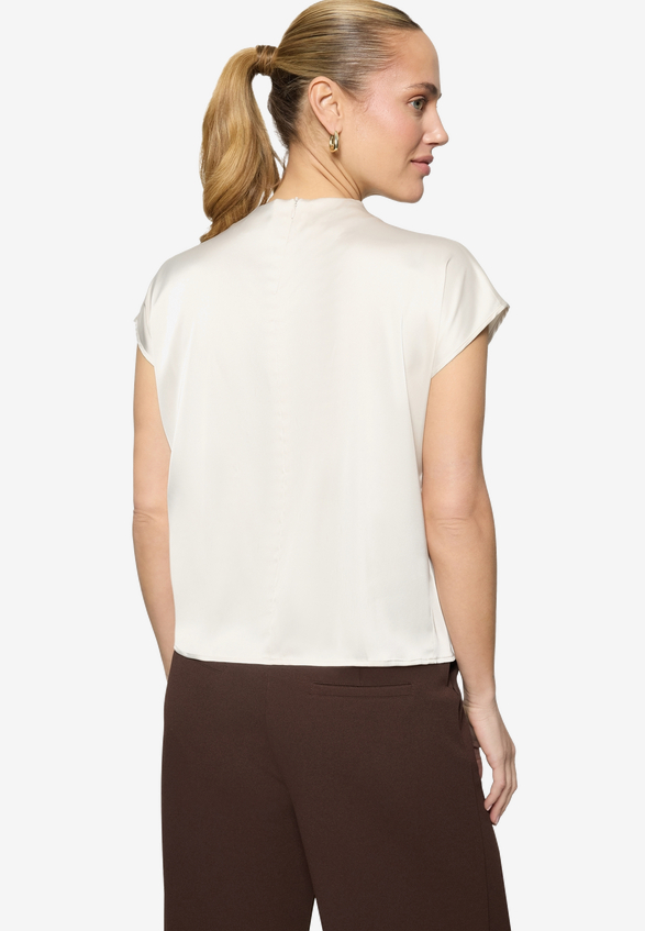 Satinbluse  mit Stehkragen / Modellfoto Rückseite
