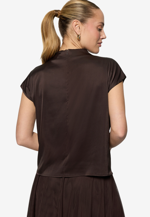 Satin-Bluse mit Kragen / Modellfoto Rückseite