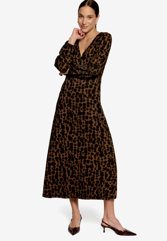 Gemustertes Maxikleid  mit V-Ausschnitt  / Modellfoto Vorderseite (Outfit)