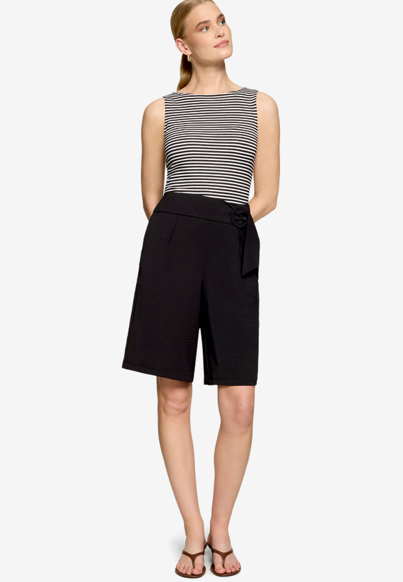 Top  gestreift mit U-Boot Ausschnitt  / Modellfoto Vorderseite (Outfit)