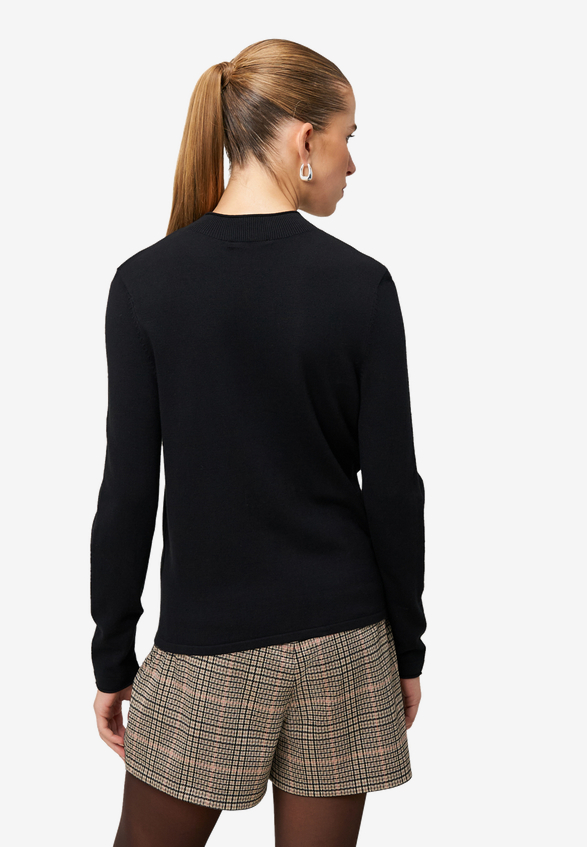 Feinstrickpullover mit hohem Kragen / Modellfoto Rückseite