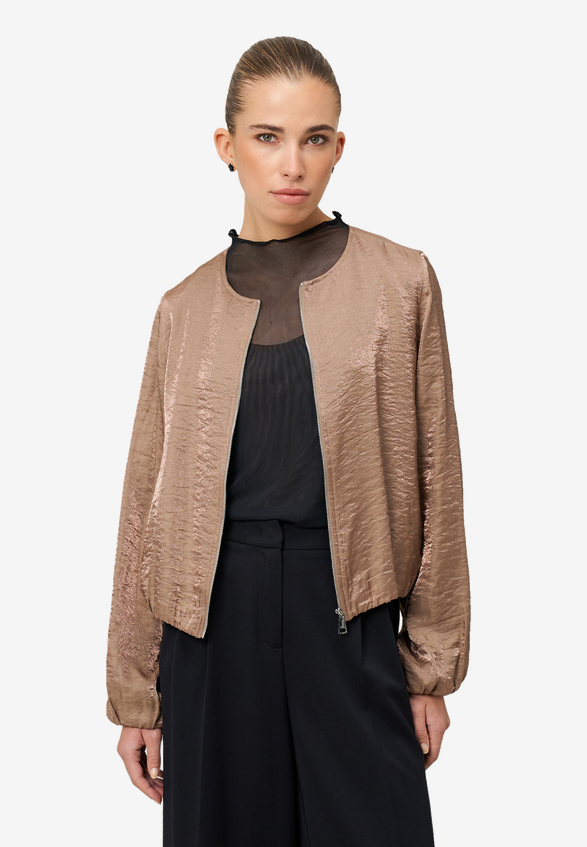 Jacke mit Knittereffekt / Modellfoto Vorderseite
