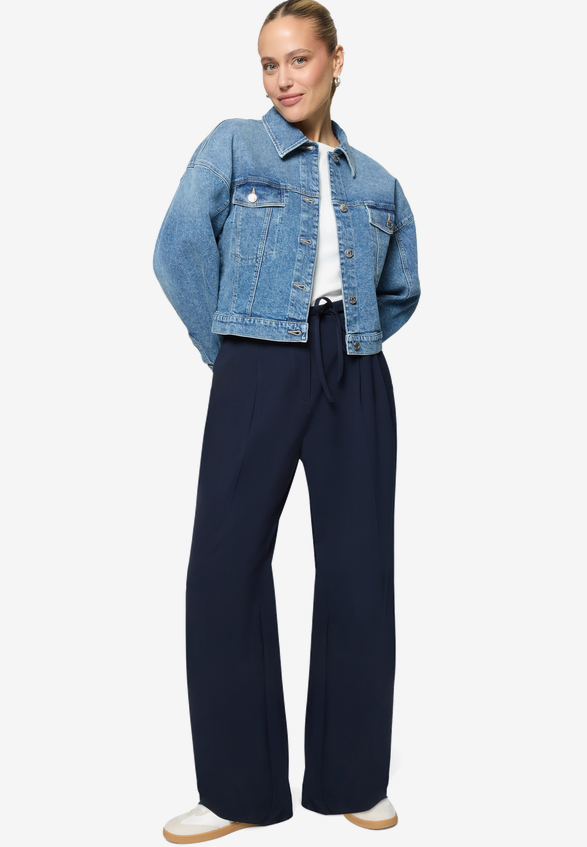 Jeansjacke kurz mit Knopfleiste  / Modellfoto Vorderseite (Outfit)