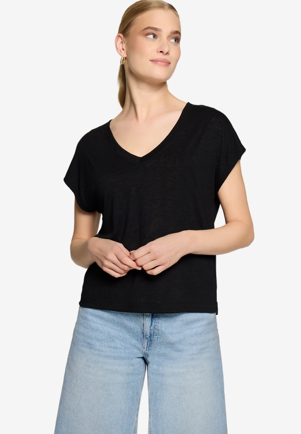 Basic-T-Shirt  mit V-Ausschnitt / Modellfoto Vorderseite