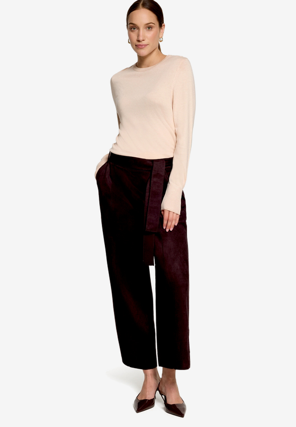 Basic-Pullover  mit Rundhalsausschnitt  / Modellfoto Vorderseite (Outfit)