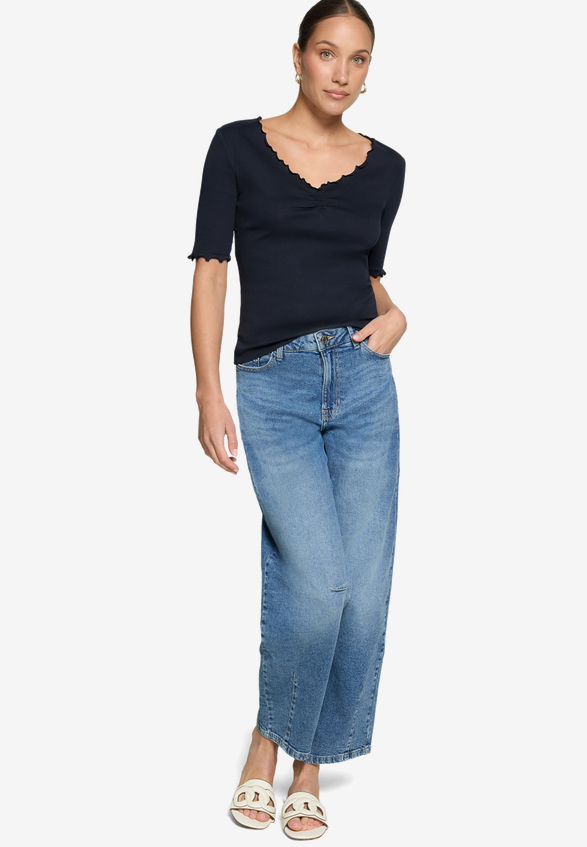 T-Shirt mit gerafftem Ausschnitt / Modellfoto Vorderseite (Outfit)