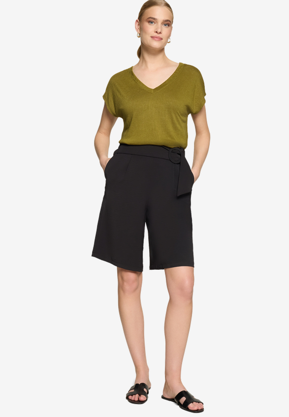 Basic-T-Shirt  mit V-Ausschnitt / Modellfoto Vorderseite (Outfit)