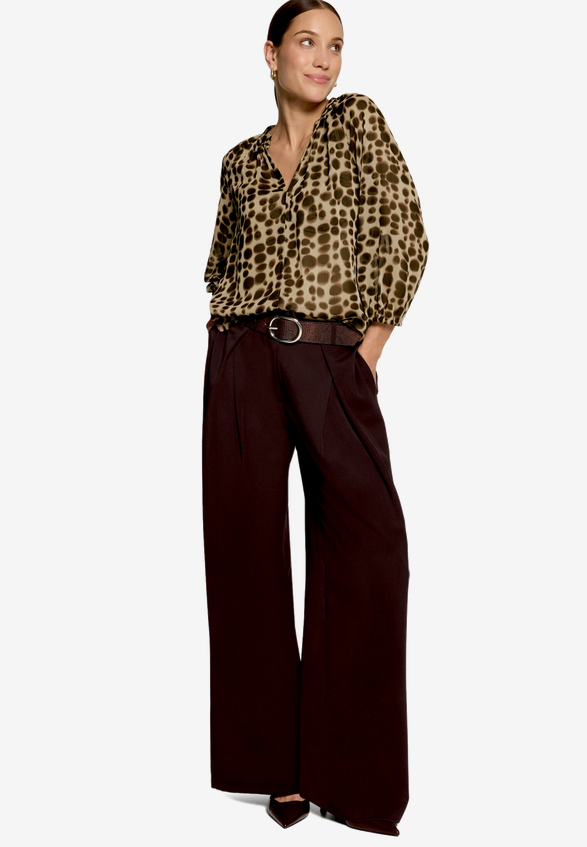Gemusterte Schlupfbluse  mit 3/4 Arm  / Modellfoto Vorderseite (Outfit)