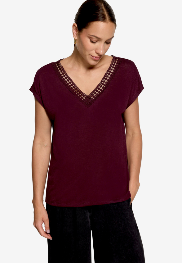 T-Shirt  mit Spitze / Modellfoto Vorderseite