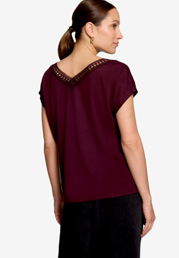 T-Shirt  mit Spitze / Modellfoto Rückseite