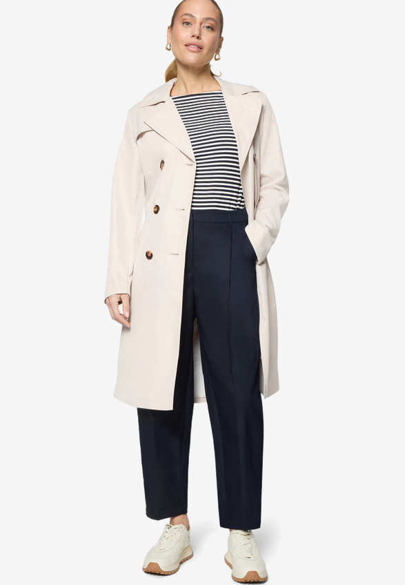Trenchcoat  mit Gürtel / Modellfoto Vorderseite (Outfit)