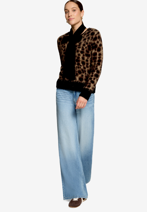 Flauschige Leo-Strickjacke mit Schal  / Modellfoto Vorderseite (Outfit)