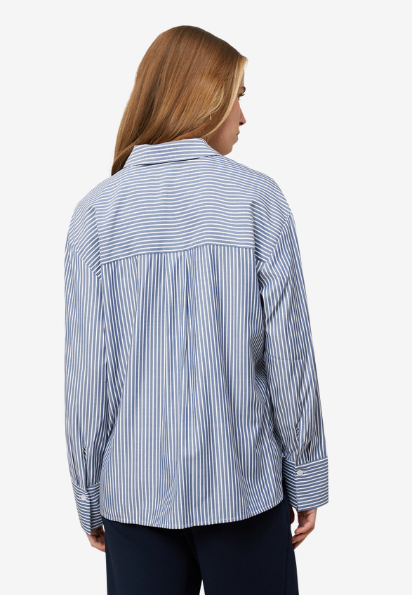 Hemdbluse mit Streifen / Modellfoto Rückseite