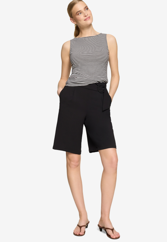 Bermuda-Shorts  mit Gürtel  / Modellfoto Vorderseite (Outfit)
