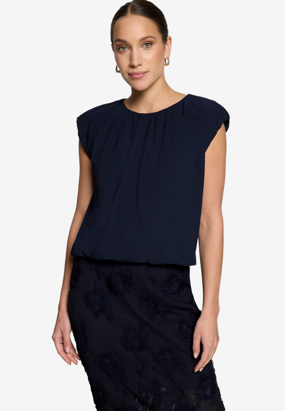 Cropped-Shirt  mit Rundhalsausschnitt  / Modellfoto Vorderseite