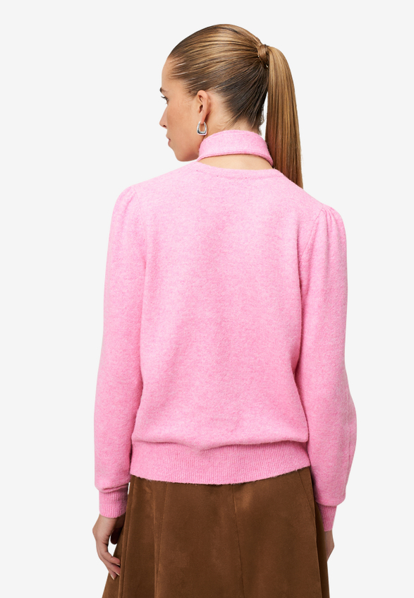 Pullover mit Strickhalstuch / Modellfoto Rückseite