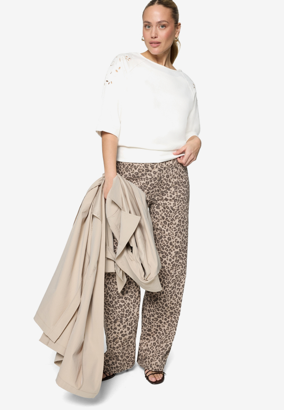 Sweatshirt  mit Lochmuster / Modellfoto Vorderseite (Outfit)