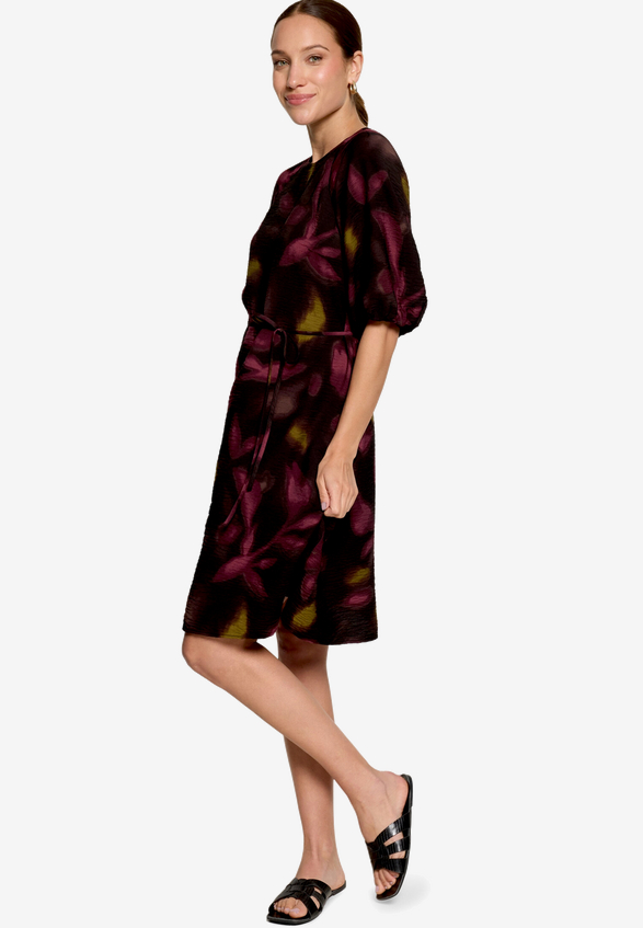 Minikleid mit Blumen / Modellfoto Vorderseite (Outfit)