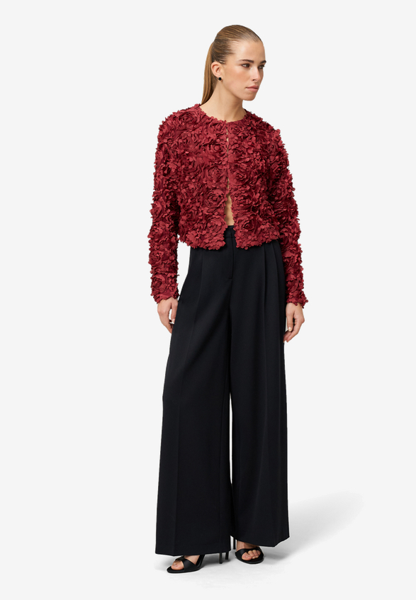 Bolero-Jacke mit 3D Blumen / Modellfoto Vorderseite (Outfit)