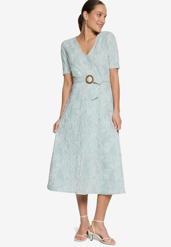 Midikleid mit Blumen-Stickerei / Modellfoto Vorderseite (Outfit)