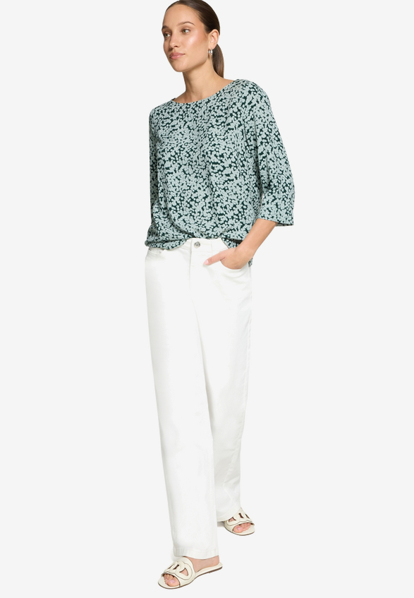 Blusenshirt mit Blumenmuster / Modellfoto Vorderseite (Outfit)
