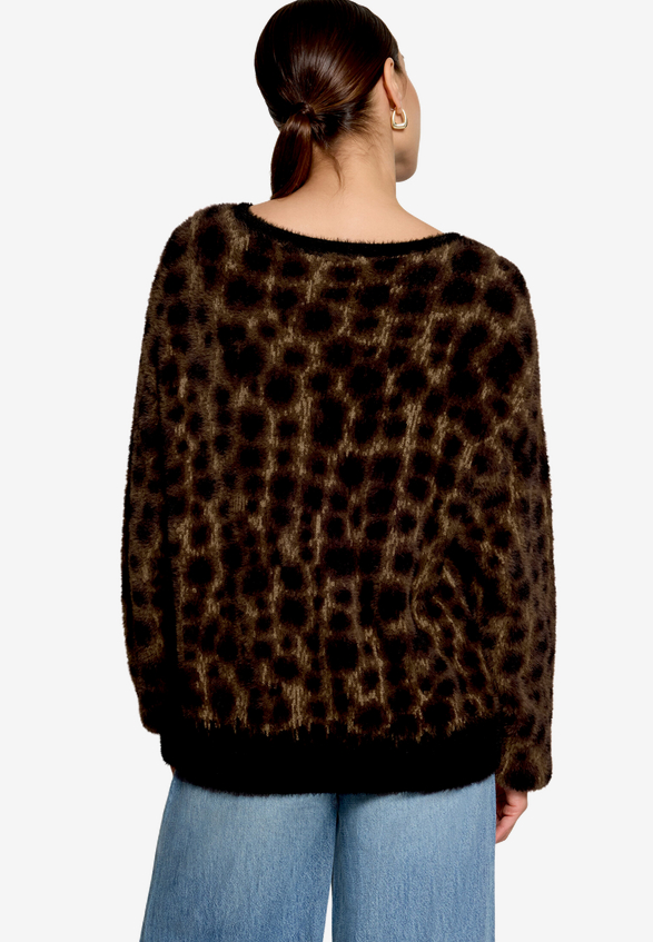 Flauschiger Pullover  mit Rundhalsausschnitt / Modellfoto Rückseite