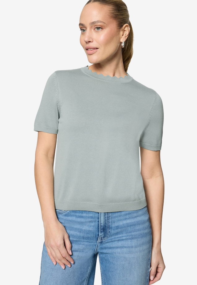 Kurzarmpullover  mit Wellensaum  / Modellfoto Vorderseite