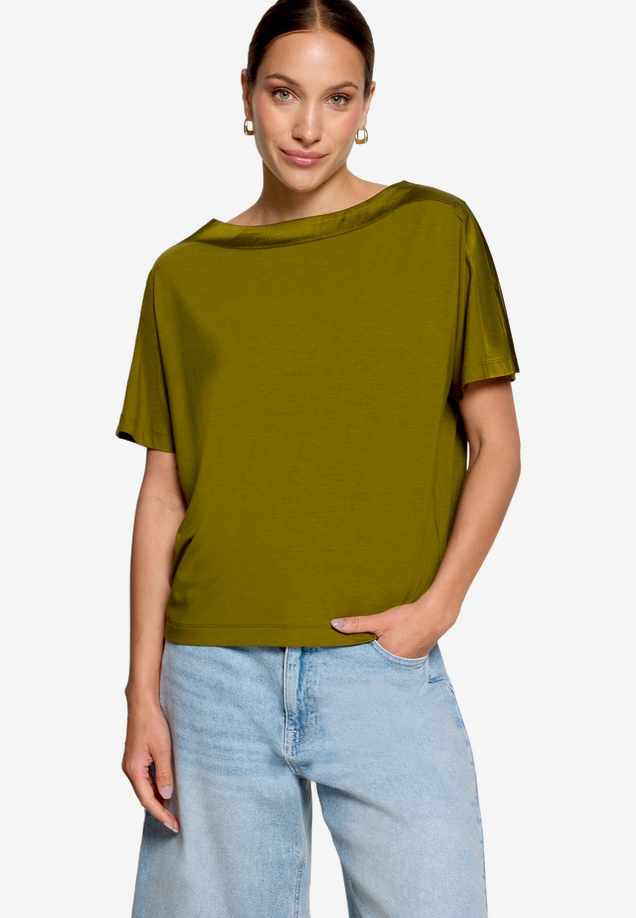 T-Shirt  mit U-Boot Ausschnitt  / Modellfoto Vorderseite