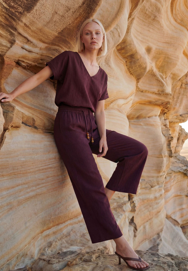 Bluse mit V-Ausschnitt und Bindedetail  / Imagebild