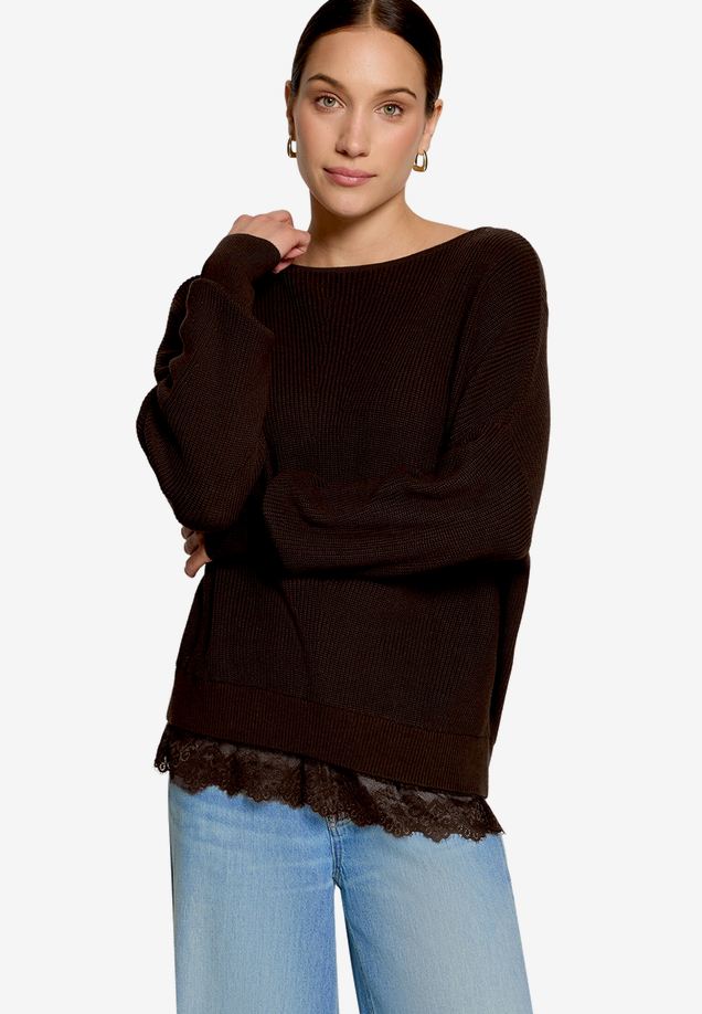 Strickpullover mit Spitzenkante / Modellfoto Vorderseite