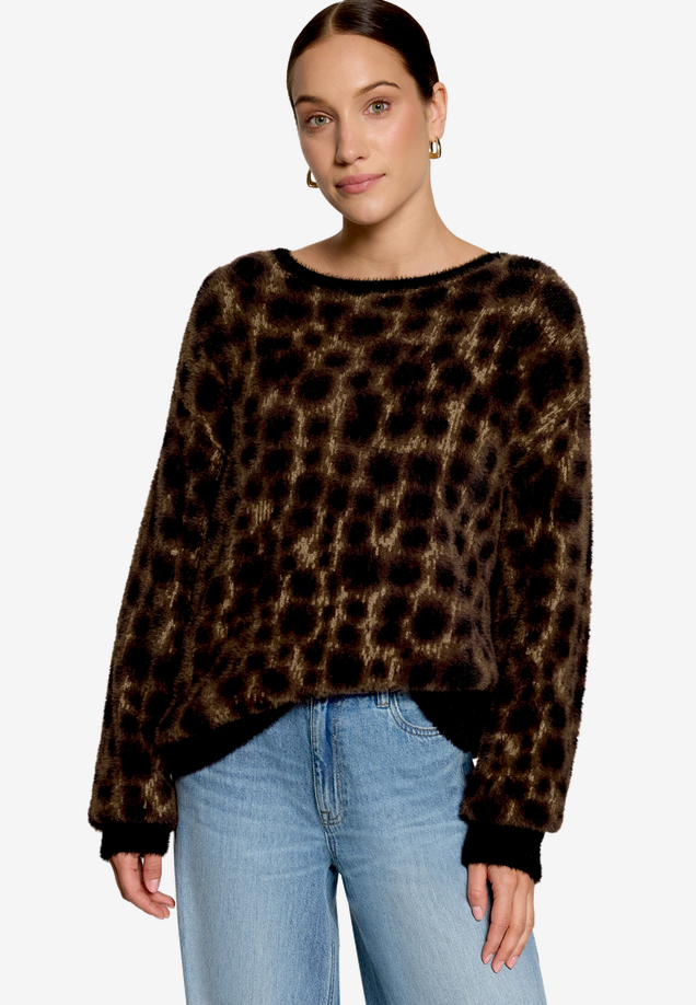 Flauschiger Pullover  mit Rundhalsausschnitt / Modellfoto Vorderseite